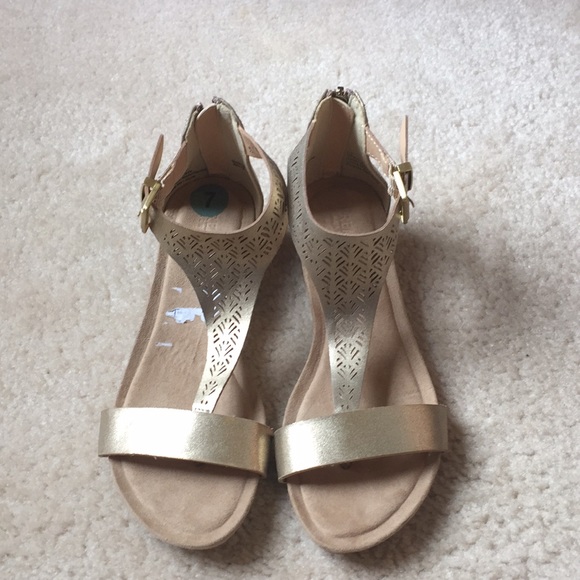 kenneth cole reaction gold sandals